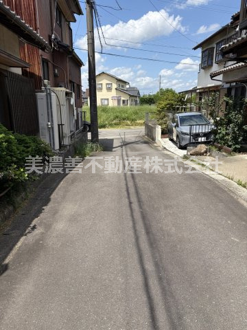６６９７９　羽島郡岐南町徳田西中古戸建ての前面道路含む現地写真
