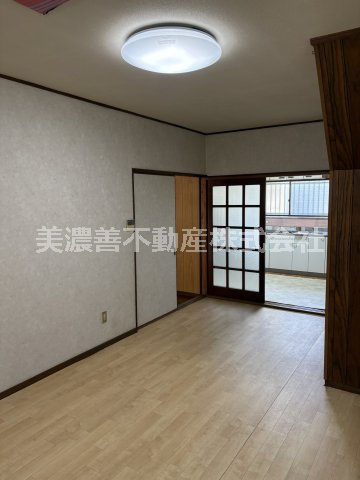 ６６９７９　羽島郡岐南町徳田西中古戸建ての居間・リビング