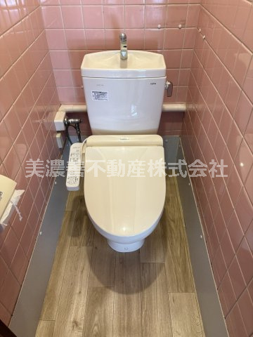 ６６９７９　羽島郡岐南町徳田西中古戸建てのトイレ