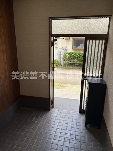 ６６９７９　羽島郡岐南町徳田西中古戸建ての玄関