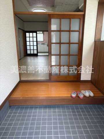６６９７９　羽島郡岐南町徳田西中古戸建ての玄関