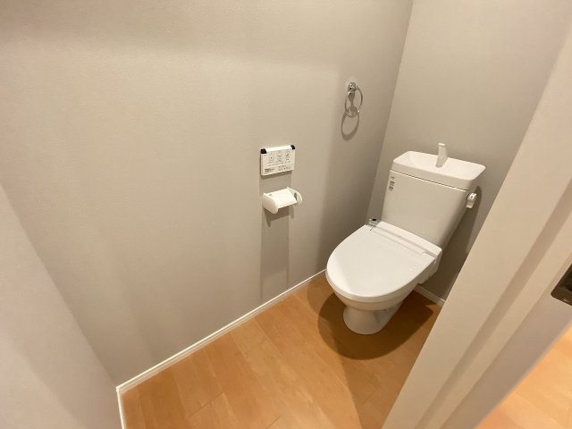 温水洗浄便座付きのトイレです♪