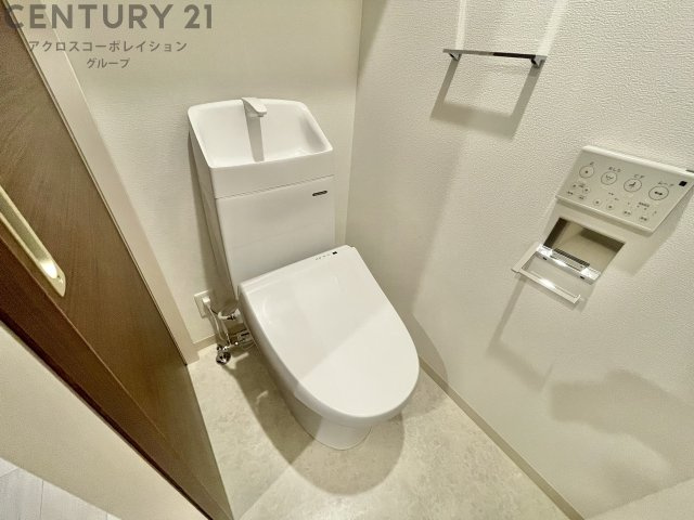 温水洗浄便座付きのトイレです♪