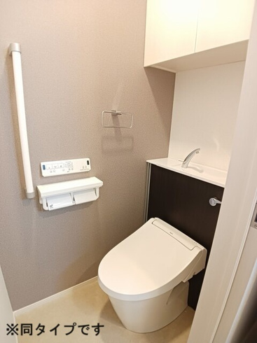 温水洗浄便座付きのトイレです♪