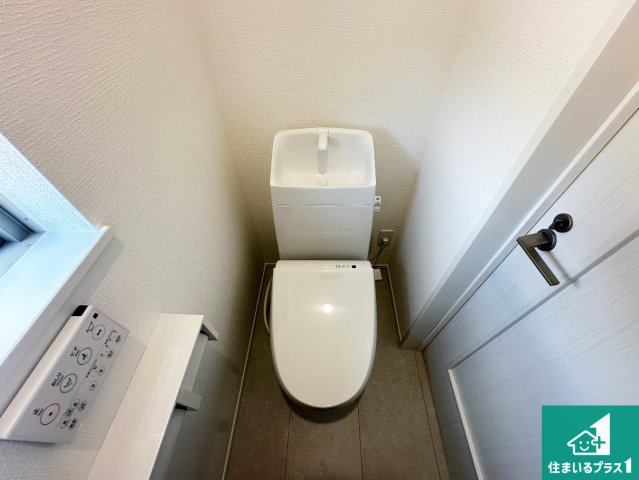 ●生駒市萩の台　新築一戸建てのトイレ|1・2階の2ヶ所にあるので、朝の忙しい時間の順番待ちもなく、深夜の利用にも大変便利です。