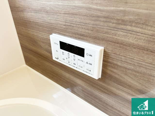 ●生駒市萩の台　新築一戸建ての発電・温水設備|給湯器リモコン（浴室側）省エネタイプの給湯器でお湯はり・追い炊き自由自在！お子様から高齢者の方まで、みんなが操作しやすいボタン配置です。