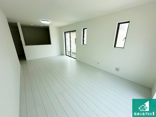 生駒市萩の台　新築一戸建ての居間・リビング|日当たり良好の明るいリビングで朝の目覚めもスッキリできそう！対面キッチンでご家族のコミュニケーションも自然と増える設計！小さなお子様が遊ぶスペースを作っても広々とくつろげるLDK！
