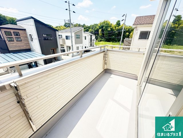 ●生駒市萩の台　新築一戸建てのバルコニー|日当たりのよいバルコニー！お部屋が開放的に！