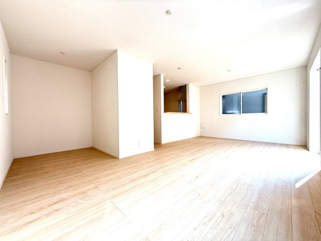 新築戸建　沼津市高尾台第6　全４棟　３号棟の居間・リビング|お好きなインテリアや家具が映える白を基調としたリビング。