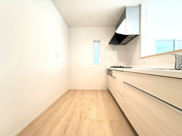 新築戸建　沼津市高尾台第6　全４棟　３号棟のキッチン|キッチンの床下収納は、日用品のストック場所としてもお使いいただけます。