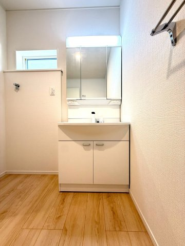 新築戸建　沼津市高尾台第6　全４棟　３号棟の独立洗面台|鏡の裏も収納になっているため、細かな日用品もスッキリ収納できます。
