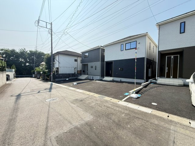 新築戸建　沼津市高尾台第6　全４棟　３号棟の前面道路含む現地写真|交通量の少ない前面道路。