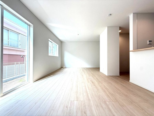 新築戸建　沼津市高尾台第6　全４棟　３号棟の居間・リビング|広さにゆとりがあるため、ご家族みんなでお寛ぎいただけます。