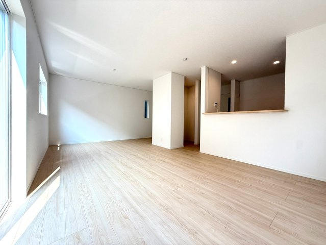 新築戸建　沼津市高尾台第6　全４棟　３号棟の居間・リビング|外からの光が差し込む明るいリビング。