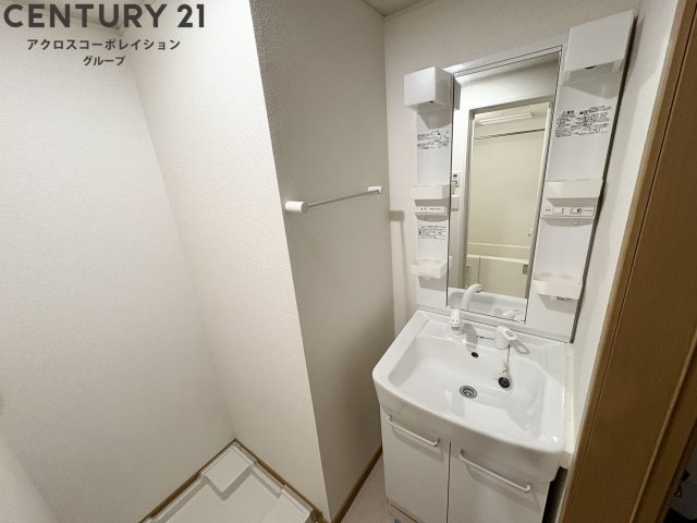 鏡の大きな独立洗面台です