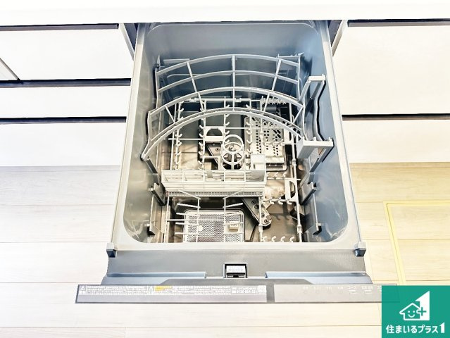 ●生駒市萩の台　新築一戸建ての設備|食事後の一仕事、食器洗いをボタン一つでお任せできちゃいます！場所を取らないビルトイン式なので、お料理スペースもしっかり確保！
