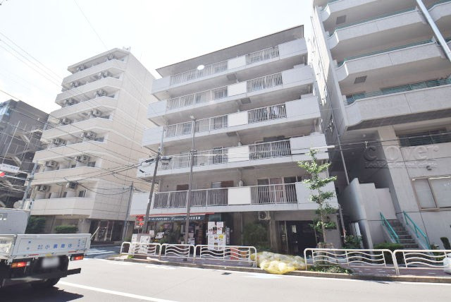 【外観】 | ジョイフル門前仲町第一 | 青空によく映える建物です。手入れの行き届いた外壁やマンション正面エントランスなど、綺麗な姿をぜひ一度、現地にてご覧ください。～即日のご見学可能～　お問合せはお気軽にどうぞ。
