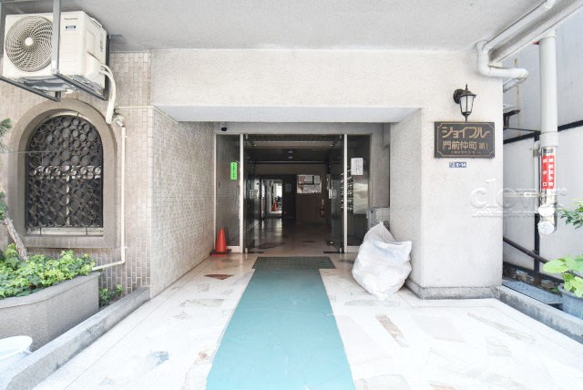 【エントランス】 | ジョイフル門前仲町第一 | マンションの正面エントランス。出入りする人間を癒してくれるマンション入り口であり、その建物の「顔」でもあります。～即日のご見学可能～　お問合せはお気軽にどうぞ。
