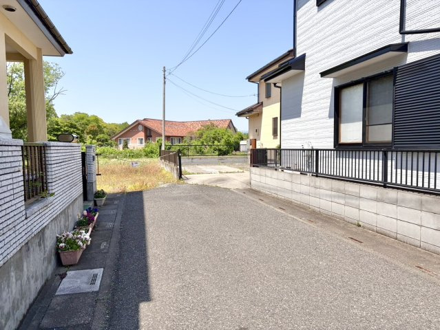 【中古戸建】熊谷市上之の前面道路含む現地写真|■外観｜道路から離れた場所に住まいが位置しているので小さいお子様が遊んでいても車と接触の心配も安心です♪