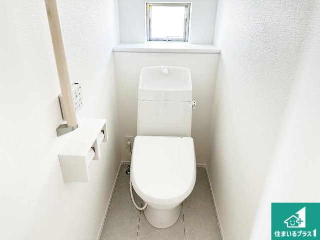 ●生駒市萩の台　新築一戸建てのトイレ|1・2階の2ヶ所にあるので、朝の忙しい時間の順番待ちもなく、深夜の利用にも大変便利です。