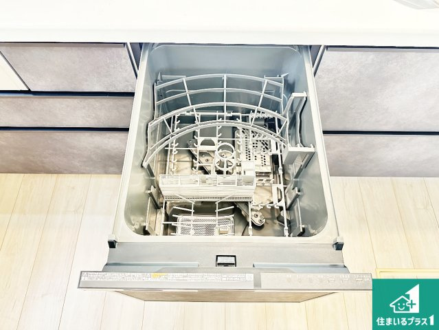 ●生駒市萩の台　新築一戸建ての設備|食事後の一仕事、食器洗いをボタン一つでお任せできちゃいます！場所を取らないビルトイン式なので、お料理スペースもしっかり確保！