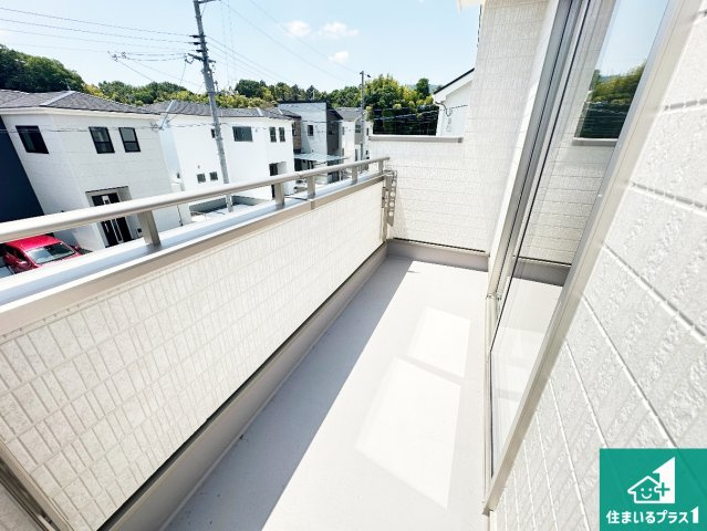 ●生駒市萩の台　新築一戸建てのバルコニー|日当たりのよいバルコニー！お部屋が開放的に！