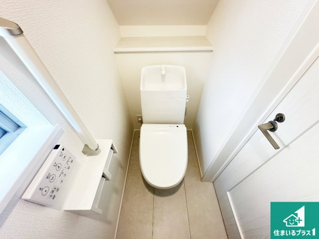 ●生駒市萩の台　新築一戸建てのトイレ|1・2階の2ヶ所にあるので、朝の忙しい時間の順番待ちもなく、深夜の利用にも大変便利です。