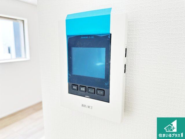●生駒市萩の台　新築一戸建ての防犯設備|カラーモニターインターホン！声だけでなく来訪者の姿や顔がモニターで確認できるので、小さなお子様がいらっしゃるご家庭でも安心できます！
