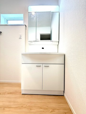 新築戸建　沼津市高尾台第6　全４棟　４号棟の独立洗面台|三面鏡の裏も収納になっているため日用品をスッキリ収納できます。