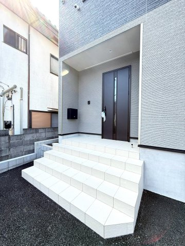 新築戸建　沼津市高尾台第6　全４棟　４号棟の玄関