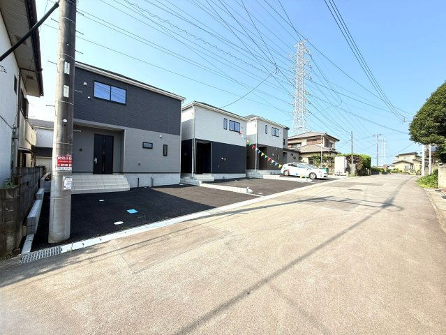 新築戸建　沼津市高尾台第6　全４棟　４号棟の前面道路含む現地写真|交通量の少ない前面道路。