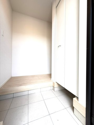 新築戸建　沼津市高尾台第6　全４棟　４号棟の玄関|玄関にはご家族みんなのお靴を収納できるシューズボックス完備。