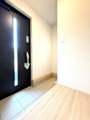 新築戸建　沼津市高尾台第6　全４棟　４号棟の玄関|お仕事帰りや夜間のお時間でもご見学いただけます。