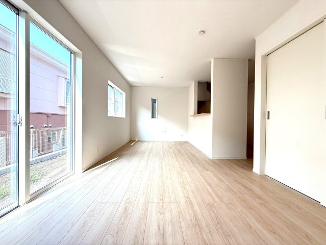 新築戸建　沼津市高尾台第6　全４棟　４号棟の居間・リビング|明るい光が差し込むリビング。
