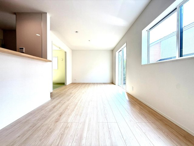 新築戸建　沼津市高尾台第6　全４棟　４号棟の居間・リビング|リビング横にはゆっくり寛げる和室があります。