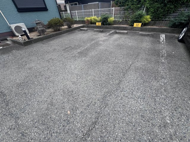 カムールヨシカワの駐車場