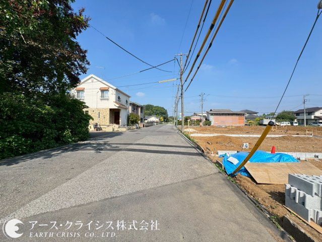 【前面道路含む現地写真】 | 流山市駒木台3期　全4区画 | 南側約8.5ｍ公道となります。ゆとりある前面道路は開放感たっぷりです♪車移動が多いご家族にも嬉しい住環境で駐車計画もしやすいゆとりの敷地設計です。