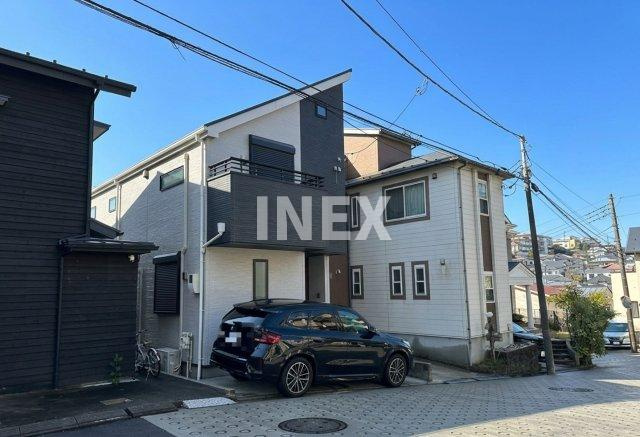 横浜市南区永田南２丁目の一戸建ての駐車場|中型車がぎりぎり入ります