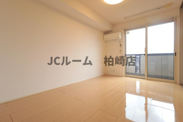 柏崎市田中のアパートの居間・リビング