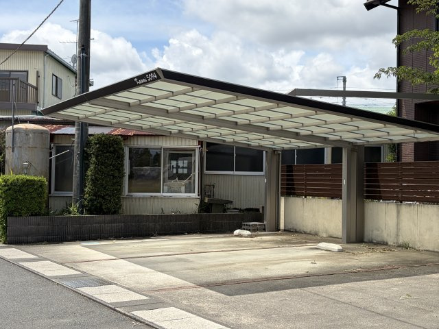 河合新原工場の駐車場