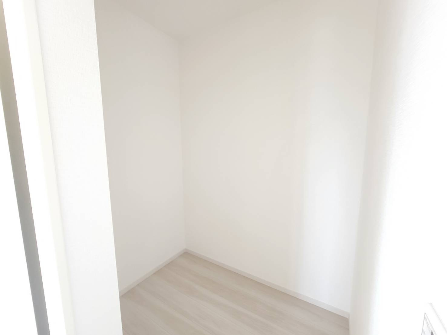 【LIGARE】真岡市熊倉町 第14期 全2棟の収納|〇1号棟　2Fホールクローク〇
2階のホールクロークは家族全員が気兼ねなく使える共有スペースです。思い出・季節物の保管庫としても便利です。
※2026年6月撮影