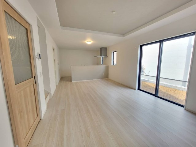 【LIGARE】真岡市熊倉町 第14期 全2棟の居間・リビング|〇2号棟　LDK18.2帖〇
リビングに折り上げ天井、キッチン腰壁にアクセントクロスをあしらい、空間に奥行きと個性を演出します。
※2026年6月撮影