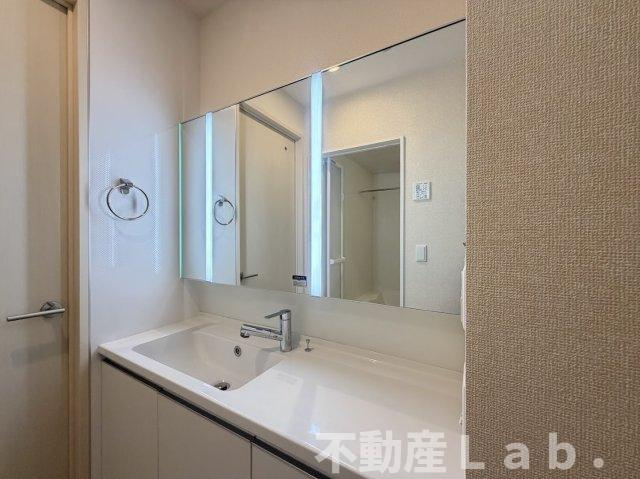 リヴェール近見の独立洗面台|※同一建物別号室のお写真です。