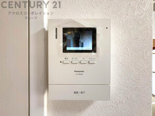 訪問者が来たときにテレビ画面で確認できるため、安心してドアを開けられます。録画機能があるものもあり、留守中に来訪者を記録しておくことができます。利便性が高く、セキュリティ面でも安心です。
