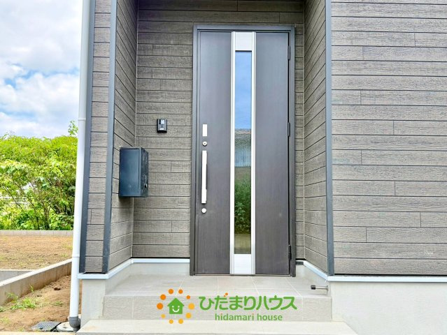 古河市中田第6　新築一戸建て　02　クレイドルガーデンの玄関