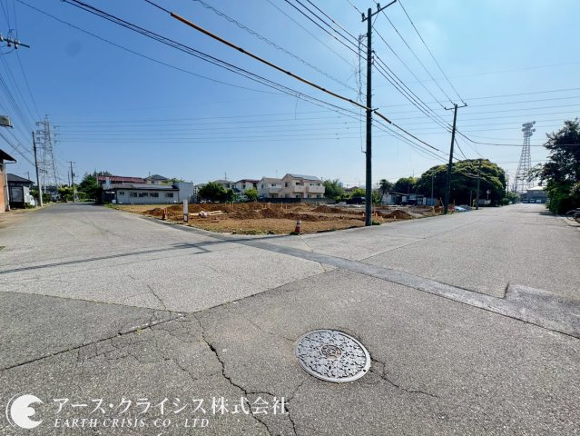 【前面道路含む現地写真】 | 流山市駒木台3期　全4区画 | 南側と西側の約8.3ｍ～8.5ｍ公道となりますす。南側・西側ともに広々道路に面した開放的な区画設計で、陽当りと暮らしやすさを兼ね備えた住環境です。