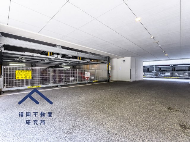 グランドメゾン大濠南の駐車場