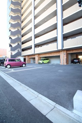 アルティザ小倉の駐車場