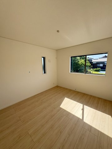 柳川市間 第2 1号棟の洋室|洋室①7帖のお部屋　2面から差し込む光で部屋が明るいです