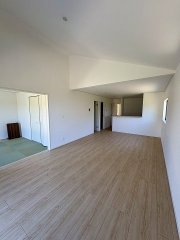 柳川市間 第2 1号棟の居間・リビング|20帖の広々空間で家族の憩いの場を提供